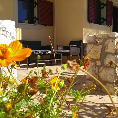 Mikros Gialos Apartments Apartman